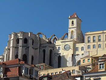 Lissabon mit der gotischen Kathedrale Igreja do Carmo, die beim Erdbeben 1755 zerstört wurde. Noch heute mahnt die Ruine Lissabon mit der gotischen Kathedrale Igreja do Carmo, die beim Erdbeben 1755 zerstört wurde. Noch heute mahnt die Ruine